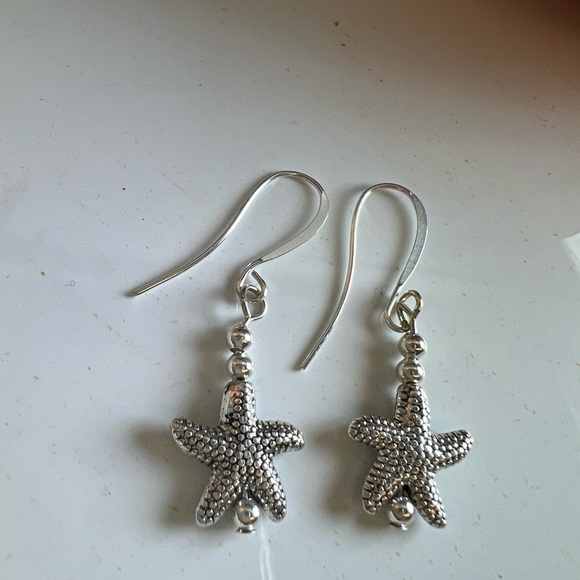 Silver plated Star Fish Earrings hammered for that special look. Timeless - Picture 5 of 5
